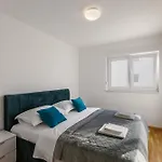 Marko - New Sea View Apartment With Free Parking